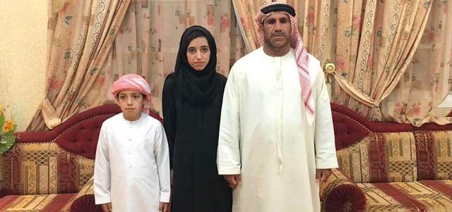 وفاء اليماحي مع والدها. الإمارات اليوم