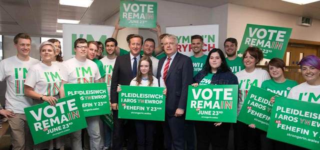 ديفيد كاميرون والوزير الأول لمقاطعة ويلز في حملة دعائية للترويج من أجل البقاء في الاتحاد الأوروبي. أ.ف.ب