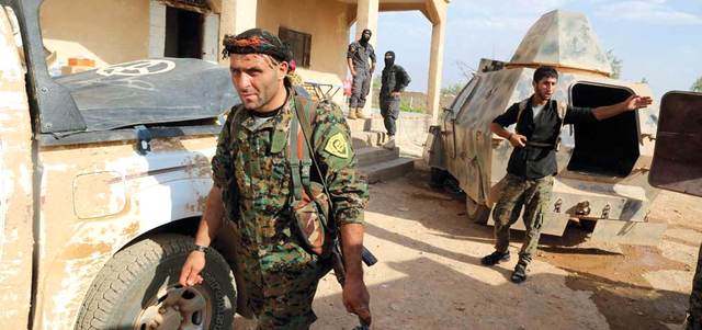 مقاتلون من «قوات سورية الديمقراطية» في مدينة منبج.  أ.ف.ب