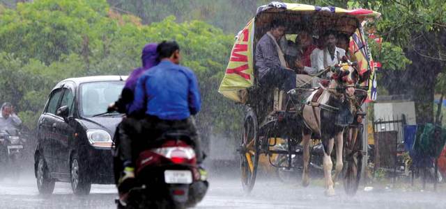 الأمطار الغزيرة تهطل على مناطق في الهند. أ.ب