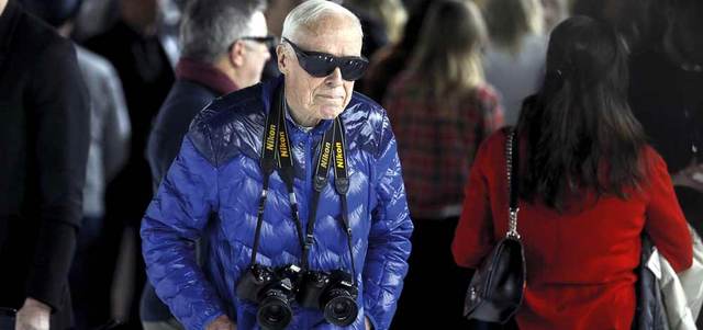كانينغهام تنقل في أرجاء نيويورك على مدى عقود وهو يرتدي في أغلب الأحيان معطفه الأزرق الشهير بغية التقاط الصور لموضة الشارع. رويترز