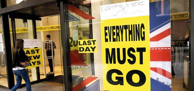 لافتة أمام أحد متاجر لندن غداة الاستفتاء. أ.ف.ب