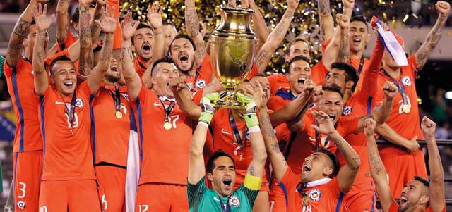 أبطال تشيلي لحظة تتويجهم بلقب «كوبا أميركا» المئوية. أ.ب