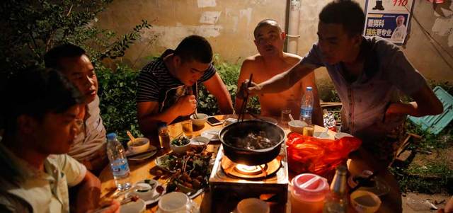 الأسر الصينية تستهلك اللحوم أكثر كلما ازدادت ثراء.  إي.بيه.أيه