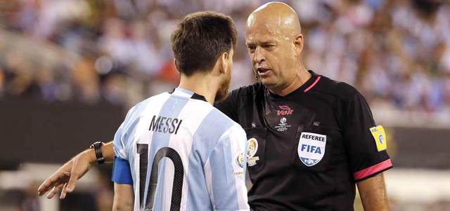 الحكم البرازيلي هيبير لوبيس في حوار مع ميسي قبل أن يشهر في وجهه البطاقة الصفراء. أ.ب