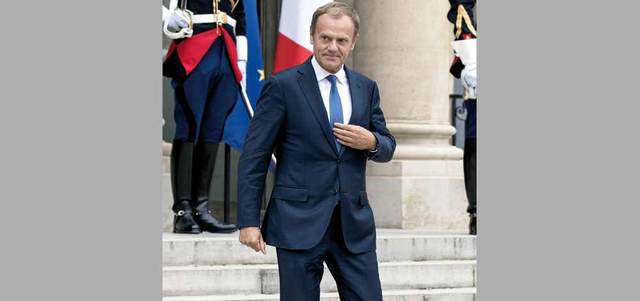 رئيس المجلس الأوروبي دونالد توسك عقد  اجتماعه بهولاند في قصر الإليزيه. إي.بي.إيه