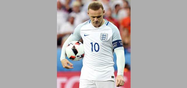 روني لا يقوى  على تبرير الخسارة من آيسلندا. أ.ف.ب