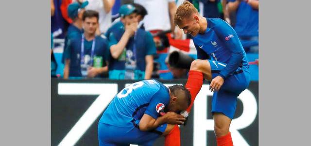 بايت يقبّل قدم غريزمان لتسجيله في مرمى إيرلند في دور الـ16. رويترز