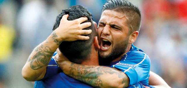 لاعبو إيطاليا يحلمون بمواصلة حلم اللقب وتخطي عقبة الألمان. رويترز