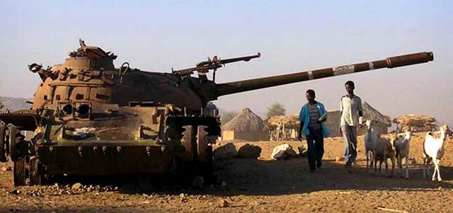 دبابة إريترية على الحدود. من المصدر