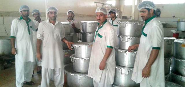 من أجل تسريع الإنجاز يتوزع عمال المطابخ على مجموعات صغيرة تسند لكل واحدة منها مهمة محددة. الإمارات اليوم