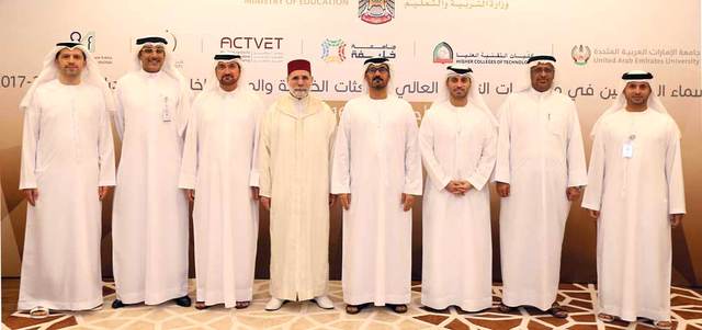 الحمادي وبالهول ومديرو الجامعات عقب اعتماد أسماء الطلبة. من المصدر