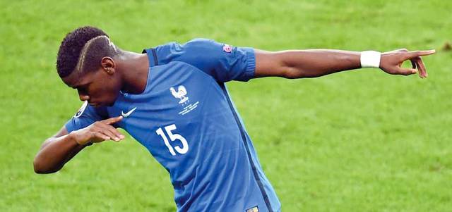 بوغبا يحتفل بتسجيل هدف رائع لفرنسا في مرمى آيسلندا. إي بي إيه