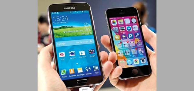 الدراسة توقعت أن يتم تفتيت مهام الهاتف الذكي إلى أجهزة أخرى قابلة للارتداء لينتهي بذلك الشكل الحالي لأجهزة الهاتف خلال أعوام. أرشيفية