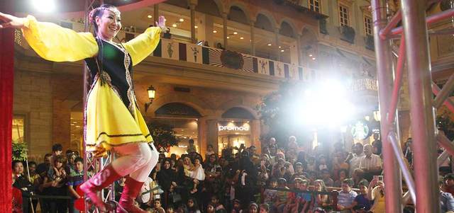 العروض تحظى بإقبال جماهيري لافت.  من المصدر