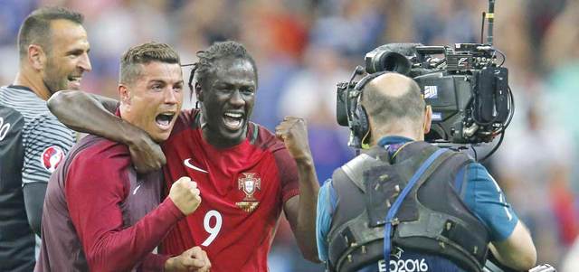 إيدير يحتفل مع رونالدو بعد الفوز على فرنسا 1-صفر في النهائي. أ.ب