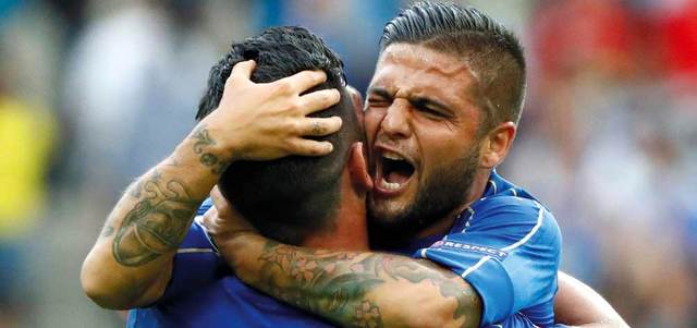 الإيطاليان إنسيني وبيليه يحتفلان بنهاية «عقدة إسبانيا». أ.ف.ب