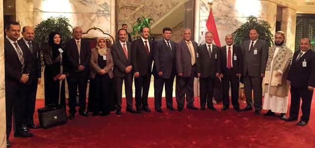 الوفد الحكومي اليمني الذي شارك في مشاورات الكويت الأخيرة.  أرشيفية