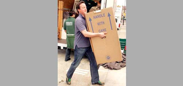 كاميرون يحمل أغراضه.  أ.ب