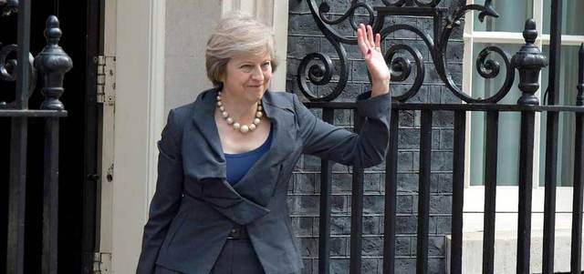 يراقب دخول تيريزا ماي الشاغلة الجديدة للمبنى.  أ.ف.ب