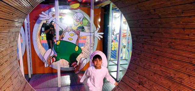 «متاهة المرايا» تستقطب كل الأعمار وتعتبر تحدياً مرحاً للمشاركين فيها.

من المصدر