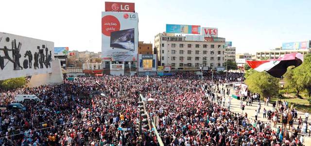 آلاف العراقيين اغلبهم من أنصار مقتدى الصدر أمس في وسط بغداد. أي.بي.أيه