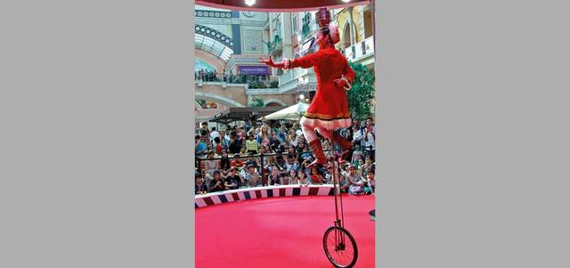 سيرك «بكين» الصيني أبهر مشاهديه بعروضه الجريئة ومهارات العارضين. من المصدر