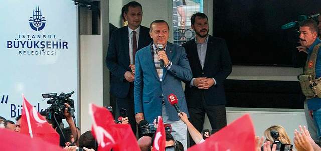 الشعب التركي يلتفّ حول أردوغان.  أ.ف.ب