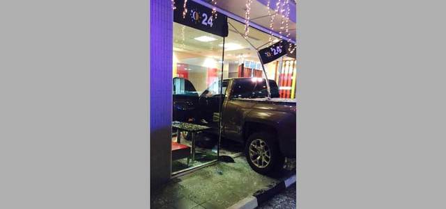 سائق مريض بالصرع اقتحم مطعم في عجمان وتسبب في وفاة شخصين واصابة 5 آخرين. من المصدر