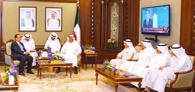 الشيخ صباح خالد الحمد الصباح خلال لقائه ولد الشيخ.  كونا