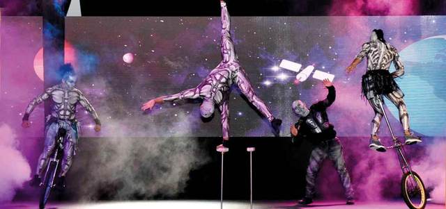 يأخذ العرض الأطفال في جولة إلى عالم المجرات والكواكب والأجرام السماوية. من المصدر