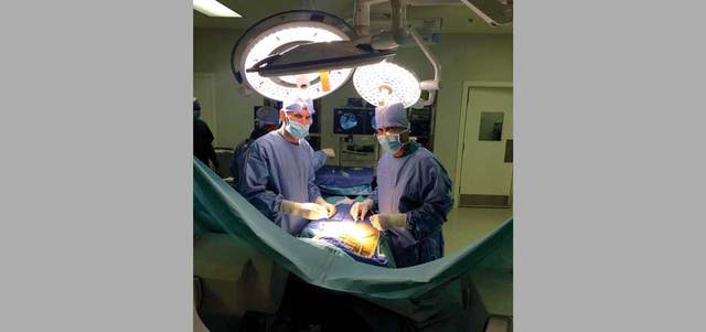 الفريق الطبي نجح في تثبيت الفقرة الثانية باستخدام جهاز الملاحة. من المصدر