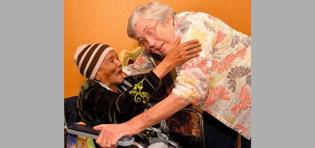 «روث اش» خلال زيارتها قبل سنوات للممرضة المواطنة سلمى الشرهان التي عُرفت في المجتمع بـ«أم التمريض».  الإمارات اليوم