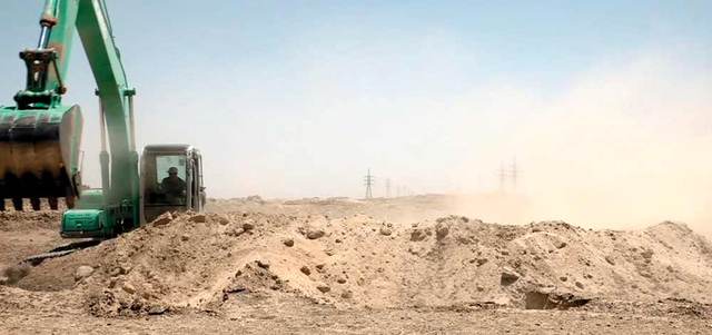 جرافة عراقية تحفر خندقاً على مشارف الفلوجة. أ.ب