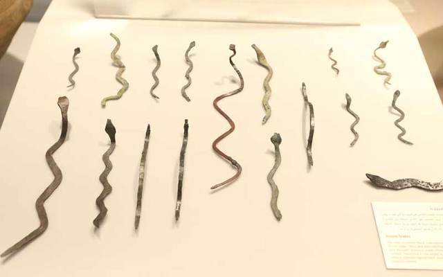 الافاعي البرونزية : تم العثور على الافاعي البرونزية في أكثر من موقع في دولة الامارات وفي سلطنة عمان ، ويعتقد بأنه يرتبط برمز ديني، ولكن حتى الان ان الهدف من صناعتها لا يزال غامضا – تصويراسامة ابوغانم .