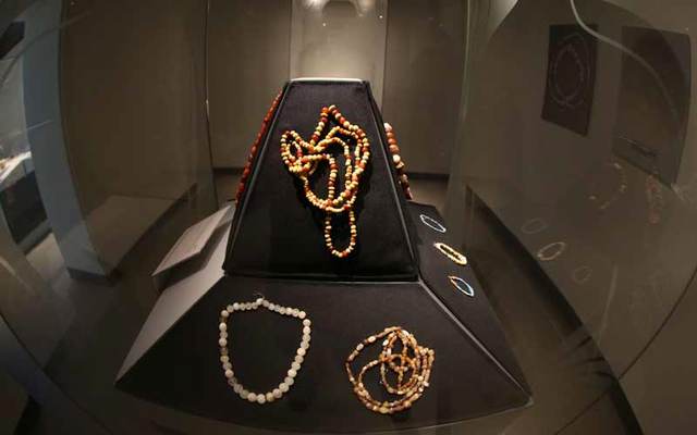 القلائد والخرز : عثر على الكثير من احجار العقيق و حبات الخرز وهي مصنوعة من مواد مختلفة ، منها العقيق الاحمر والابيض والرخام و الفخار أو الاصداف - تصوير اسامة ابوغانم .