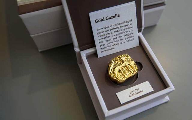 الغزال الذهبي: قد تكون هذه إحدى اجمل القطع التي تم اكتشافها بالموقع وهي قد تمثل جزء من عقد أو قلادة ، ومن المعروف بأن الغزال من الحيوانات المحلية – تصوير اشوك فيرما .