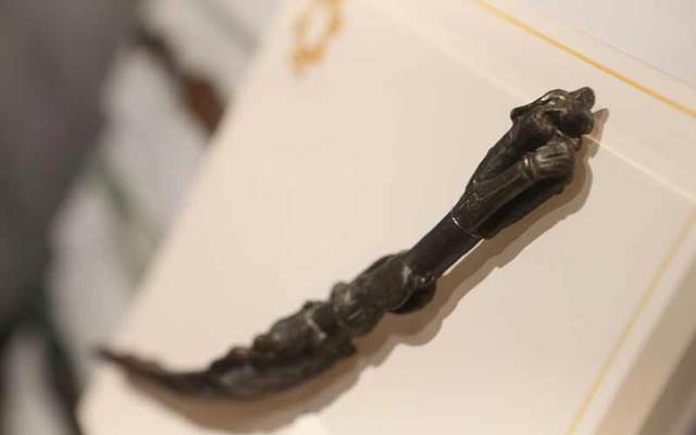 سيوف حديدية : تدل السيوف المصنوعة على المهارة العالية التي تمتع بها الحدادون في الموقع منذ أكثر من ثلاثة الالف عام ، منها مقبض خنجر على شكل اسد . حيث تم مزج بين معدن الحديد والبرونز- تصوير اسامة أبوغانم.