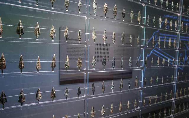 رؤوس سهام الحجرية و برونزية : دلت الاكتشافات بموقع الساروق على تواجد مستوطات بشرية خلال العصر الحجري، وكان المناخ في المنطقة وقتئذ أكثر برودة وممطر بشكل دائم، كذلك تم اكتشاف رؤوس برونزية – تصوير اشوك فيرما.