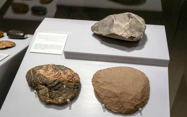 السبائك النحاسية : وجد في موقع الساروق على العديد من السبائك الغير مصقولة والمصقولة ، وهذه احدى السبائك النحاسية الجاهزة لتصنيع قطع منها .- تصويراشوك فيرما.