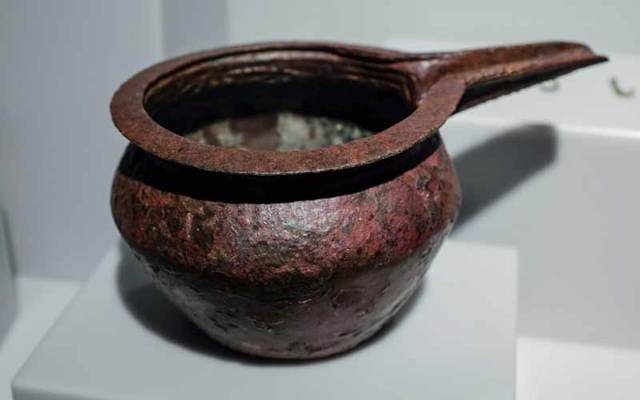 الادوات اليومية : كذلك تم اكتشاف الكثير من الادوات للاستعمال اليومي، التي تدل بأن الحدادين يقومون بصنع الاواني والسلع غير الاسلحة في الموقع –تصوير اسامة أبوغانم.