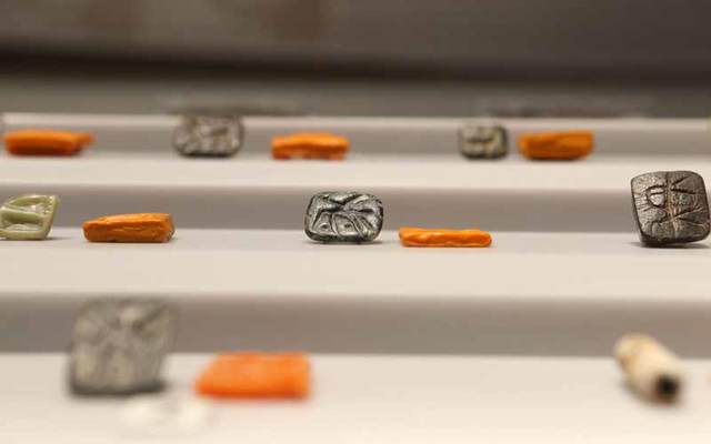 الاختام : تم العثور  على اختام اسطوانية تأثرت بالحضارة بلاد الرافدين ومصر وخرى تحمل تأثيرات دلمون، كانت تستعمل الاختام للاغراض الادارية أو الشخصية – تصوير اسامة ابوغانم  .