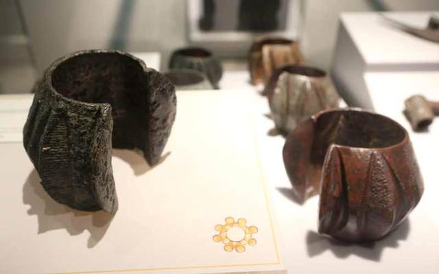 قطع غامضة : استكشفت في الموقع قطع غاية في الغرابة ، والى الان لم يتم معرفة ماهية استعمالها –تصوير اسامة ابو غانم .