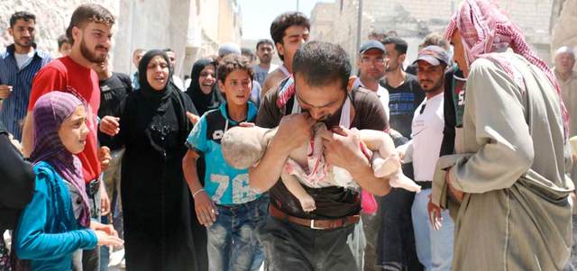 سوري يحمل جثمان طفل قتل نتيجة قصف النظام لشمال حلب. أ.ف.ب