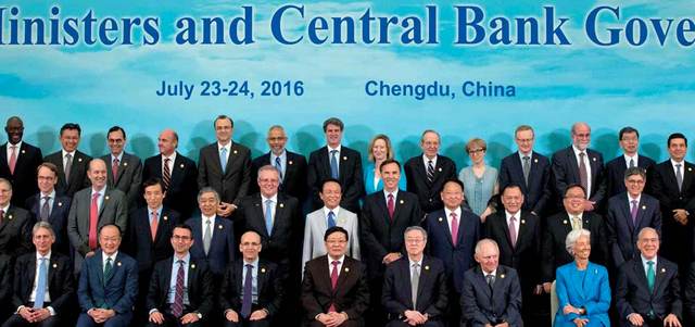 لقطة جماعية لوزراء مالية ومحافظي البنوك المركزية لمجموعة الـ20 في ختام اجتماعهم في الصين أمس. رويترز