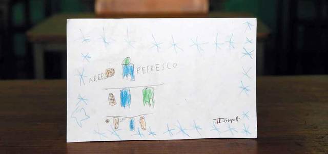 طالب في إحدى المدارس في كاراكاس عبّر عن الجوع في إحدى لوحاته التي رسمها في اختبارات نهاية العام. رويترز