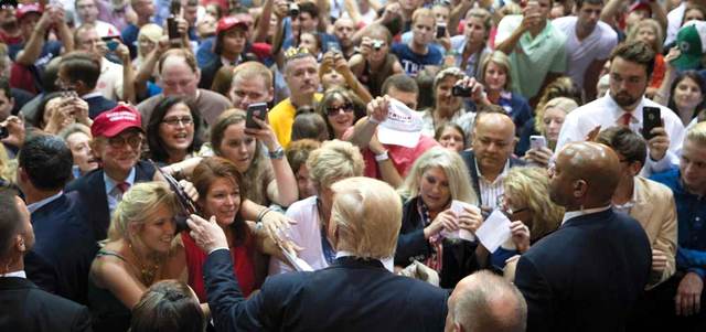 ترامب يصافح أفراد حملته في ونستونسالم. أ.ب