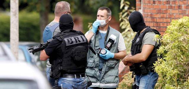 أفراد من القوات الخاصة الفرنسية والشرطة أمام الكنيسة التي تعرضت للاعتداء في سانت إتيان. رويترز