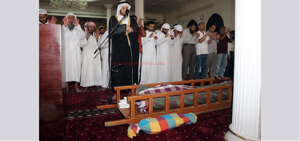 تأدية صلاة الجنازة على جثمان الطفلة سلامة.