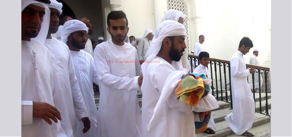 والد سلامة يحمل جثمان الطفلة إلى مثواها الأخير.